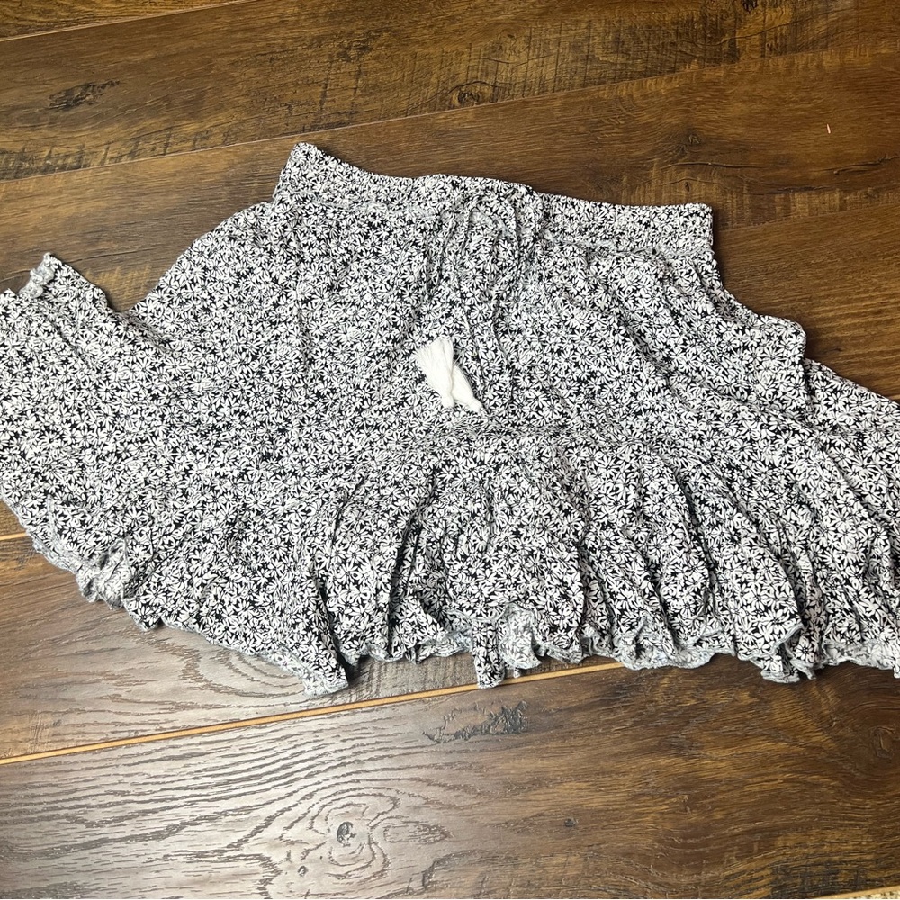 Black and White Skirt sz Large